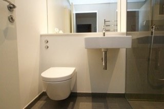 Badeværelsesrenovering med skarpe fuger - Casa Concept Sjælland