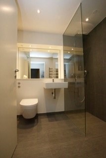 Badeværelse med fliser og vådrumssikring - Casa Concept