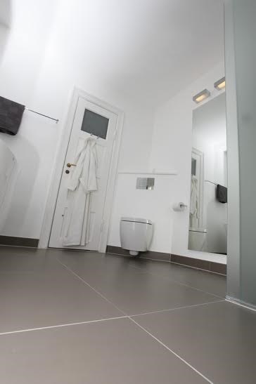 Badeværelsesrenovering med skarpe fuger - Casa Concept Sjælland